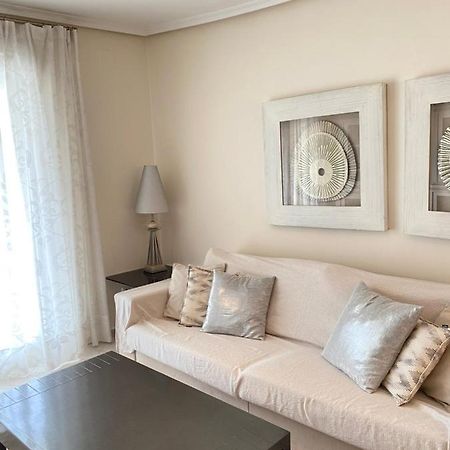 Elegant 2-Bedroom Apartment In Benidorm With Private Pool And Scenic Garden Views カーラ・デ・フィネストラット エクステリア 写真