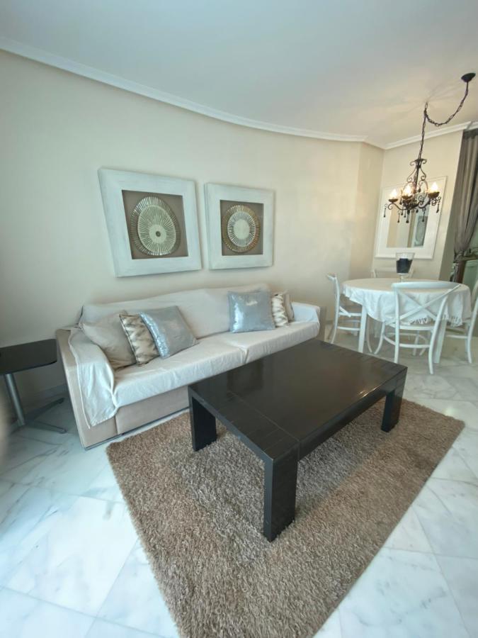Elegant 2-Bedroom Apartment In Benidorm With Private Pool And Scenic Garden Views カーラ・デ・フィネストラット エクステリア 写真
