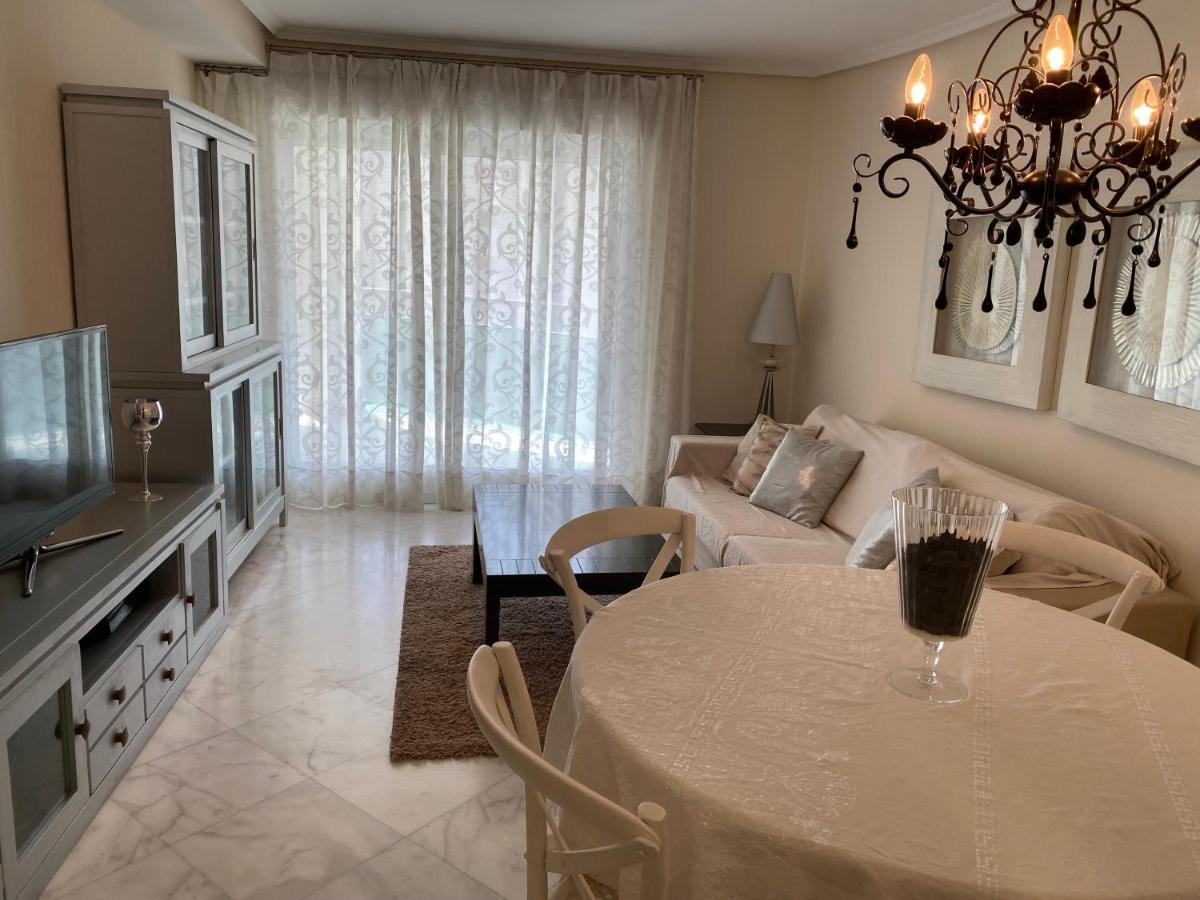 Elegant 2-Bedroom Apartment In Benidorm With Private Pool And Scenic Garden Views カーラ・デ・フィネストラット エクステリア 写真