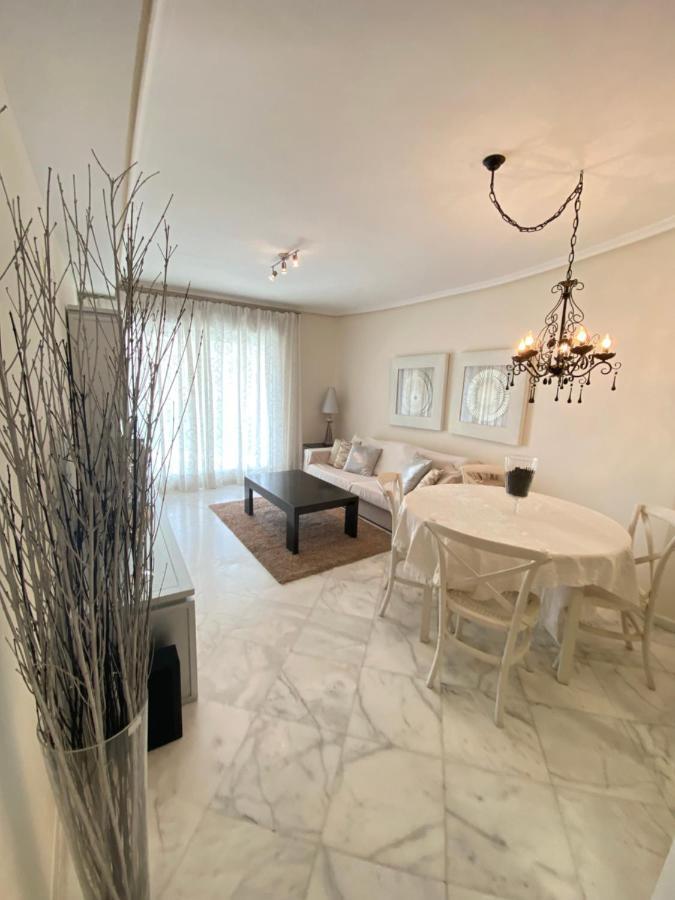 Elegant 2-Bedroom Apartment In Benidorm With Private Pool And Scenic Garden Views カーラ・デ・フィネストラット エクステリア 写真