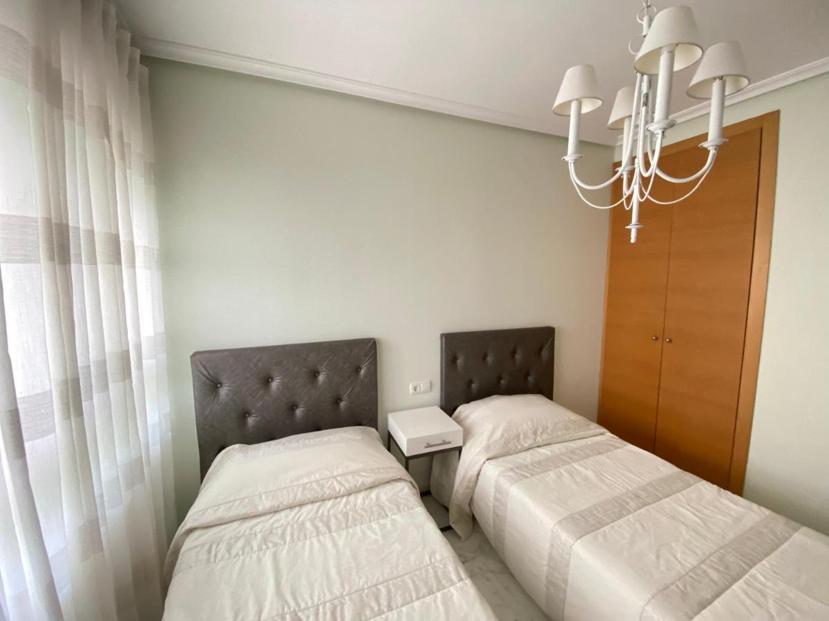 Elegant 2-Bedroom Apartment In Benidorm With Private Pool And Scenic Garden Views カーラ・デ・フィネストラット エクステリア 写真
